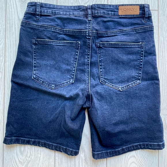 Only - mid-waist skinny Jean shorts NWT - Picture 2 of 3